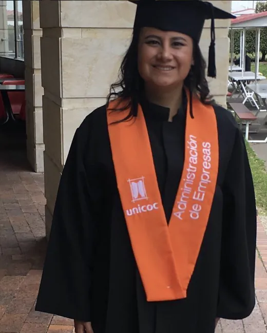 Miss Mari con toga y estola de UNICOC el día de su grado
